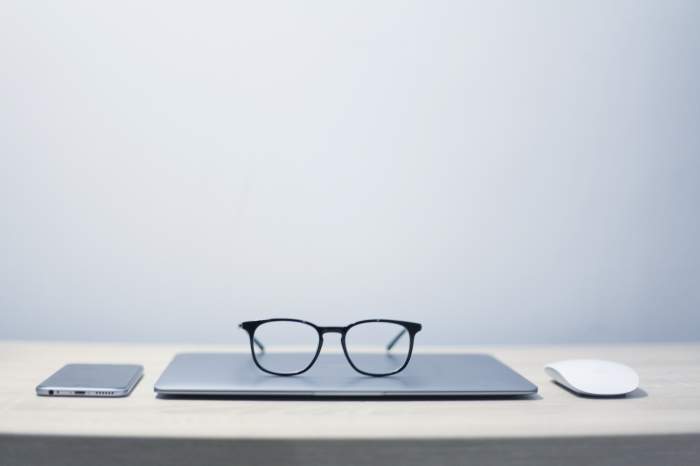 オンラインと通学型、社会人はどっちのプログラミングスクールを選ぶべき？